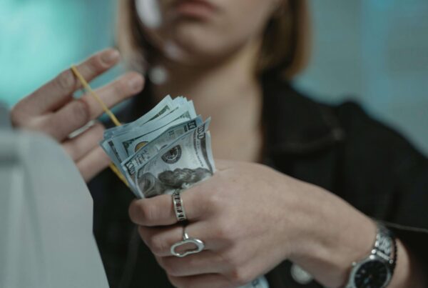a findomme counting money earned from camming